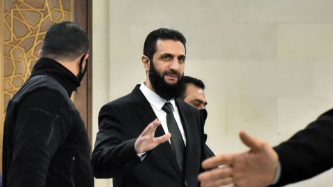 El líder de Hayat Tahrir al-Sham (HTS), Ahmed al-Sharaa (también conocido como Abu Mohammad al-Jolani), llega para una reunión con funcionarios drusos visitantes del Partido Socialista Progresista (PSP) del Líbano en Damasco el 22 de diciembre de 2024.