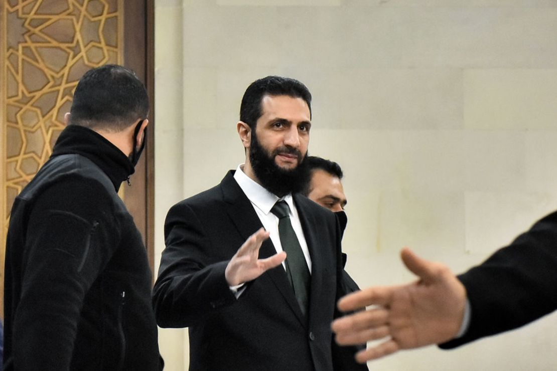 El líder de Hayat Tahrir al-Sham (HTS), Ahmed al-Sharaa (también conocido como Abu Mohammad al-Jolani), llega para una reunión con funcionarios drusos visitantes del Partido Socialista Progresista (PSP) del Líbano en Damasco el 22 de diciembre de 2024.