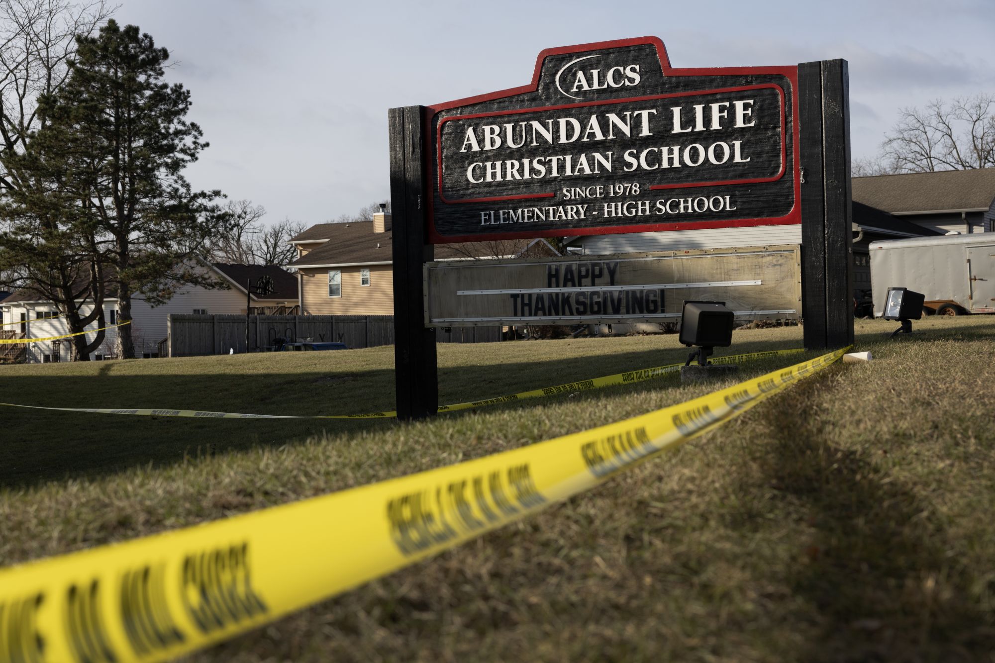 La cinta de la escena del crimen continúa extendida alrededor de la escuela cristiana Abundant Life mientras la policía continúa investigando el tiroteo ocurrido ayer, el 17 de diciembre de 2024, en Madison, Wisconsin. Varias personas recibieron disparos y al menos tres murieron después de que una adolescente, que era estudiante de la escuela, abriera fuego dentro del establecimiento.