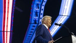 El presidente electo de Estados Unidos, Donald Trump, habla durante el AmericaFest de Turning Point USA en el Centro de Convenciones de Phoenix, el 22 de diciembre de 2024 en Phoenix, Arizona.