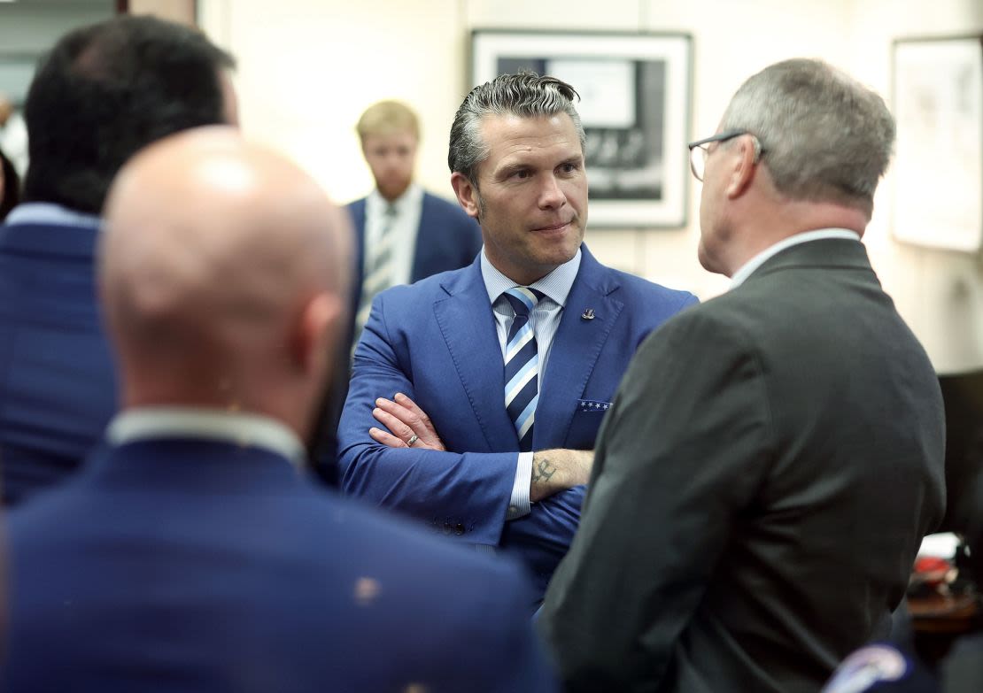 Pete Hegseth, elegido por el presidente electo Donald Trump para secretario de Defensa, llega a una reunión en el Hart Senate Office Building en Washington, el 18 de diciembre de 2024.