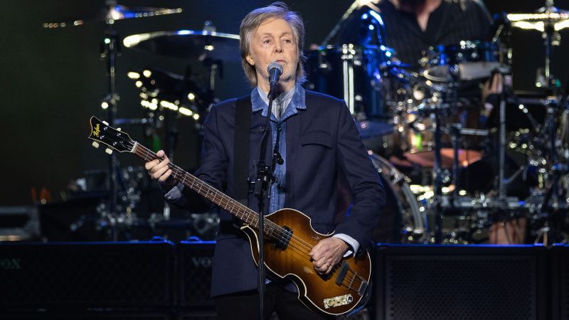 Ringo Starr and Paul McCartney reunited on stage to play Beatles’ classics | CNN