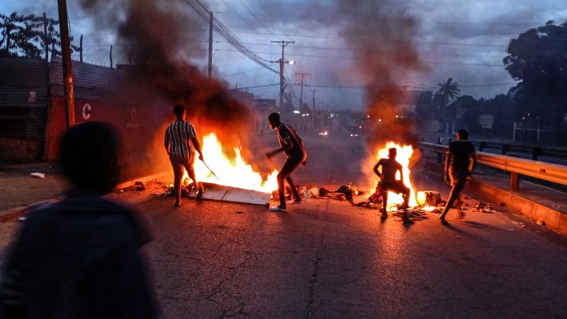 Mozambique police commander says 33 dead, 1,500 escaped in Maputo prison riot