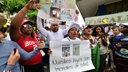 Manifestación contra la desaparición de cuatro menores durante una operación militar frente a la oficina del fiscal en Guayaquil, Ecuador, el 23 de diciembre de 2024.