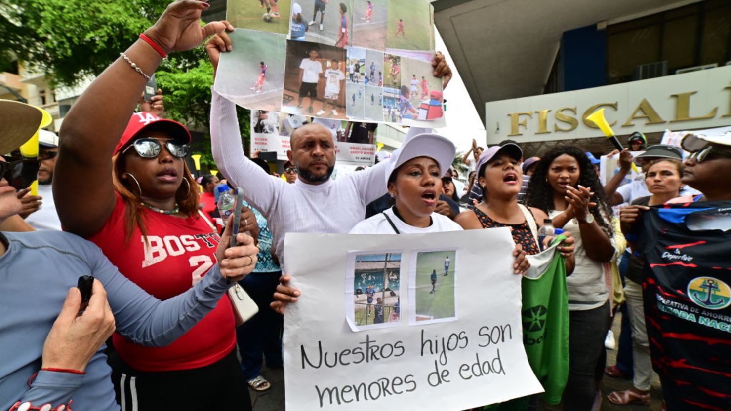 Manifestación frente a la oficina del fiscal en Guayaquil, Ecuador, tras la desaparición de cuatro menores durante una operación militar.