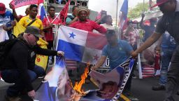 Manifestantes queman una pancarta con la imagen del presidente electo de Estados Unidos, Donald Trump, y la embajadora de Estados Unidos en Panamá, Mari Carmen Aponte, durante una protesta frente a la embajada de Estados Unidos en la Ciudad de Panamá el 24 de diciembre de 2024.