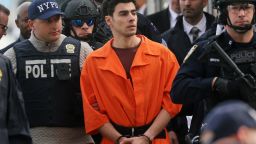 Luigi Mangione llega en helicóptero  rodeado de agentes del Departamento de Policía de Nueva York, el 19 de diciembre de 2024.