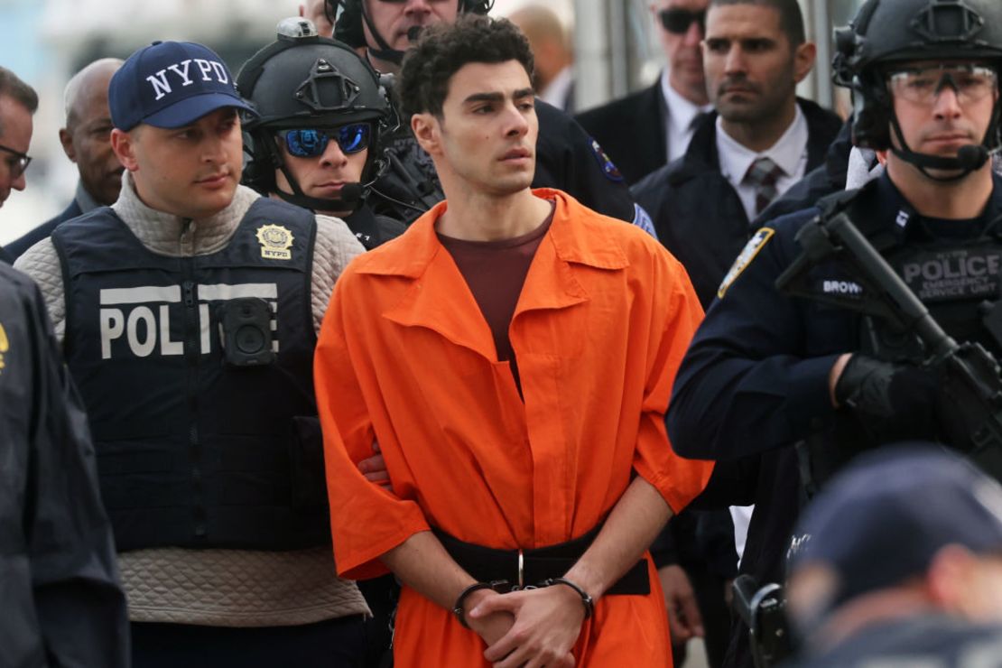 Luigi Mangione llega en helicóptero rodeado de agentes del Departamento de Policía de Nueva York, el 19 de diciembre de 2024.
