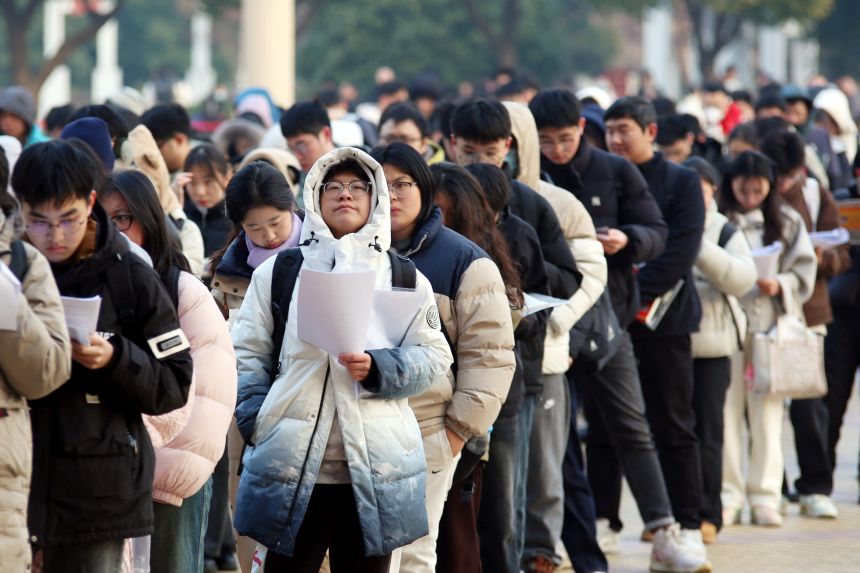 Candidates are lined up to join the exam site to take the 2025 National Graduate School Entrance Examination in Feldspar, China on December 21, 2024.