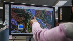 Un meteorólogo monitorea la actividad meteorológica en la pantalla de una computadora en esta foto de archivo tomada en la sede del Centro de Predicción Meteorológica y Climática de la istración Nacional Oceánica y Atmosférica en College Park, Maryland.