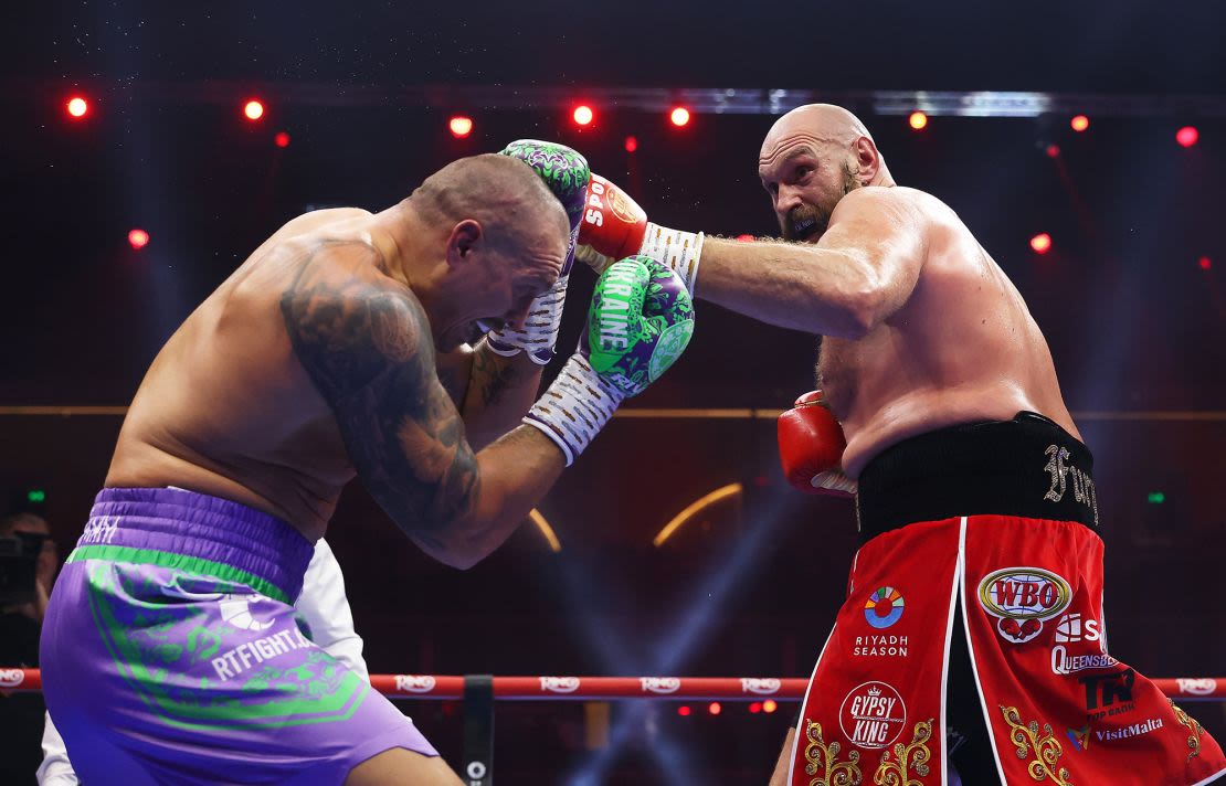 Fury (derecha) perdió ante Usyk (izquierda) en su revancha en diciembre de 2024.