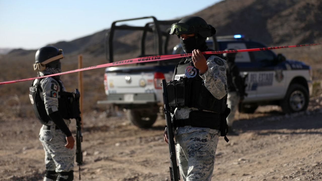  de la Guardia Nacional vigilan la escena del crimen donde un agente del Instituto Nacional de Migración (INM) fue asesinado en una colina cerca del puesto de control militar Precos en el pueblo de Samalayuca, municipio de Juárez, estado de Chihuahua, México, el 30 de diciembre de 2024.