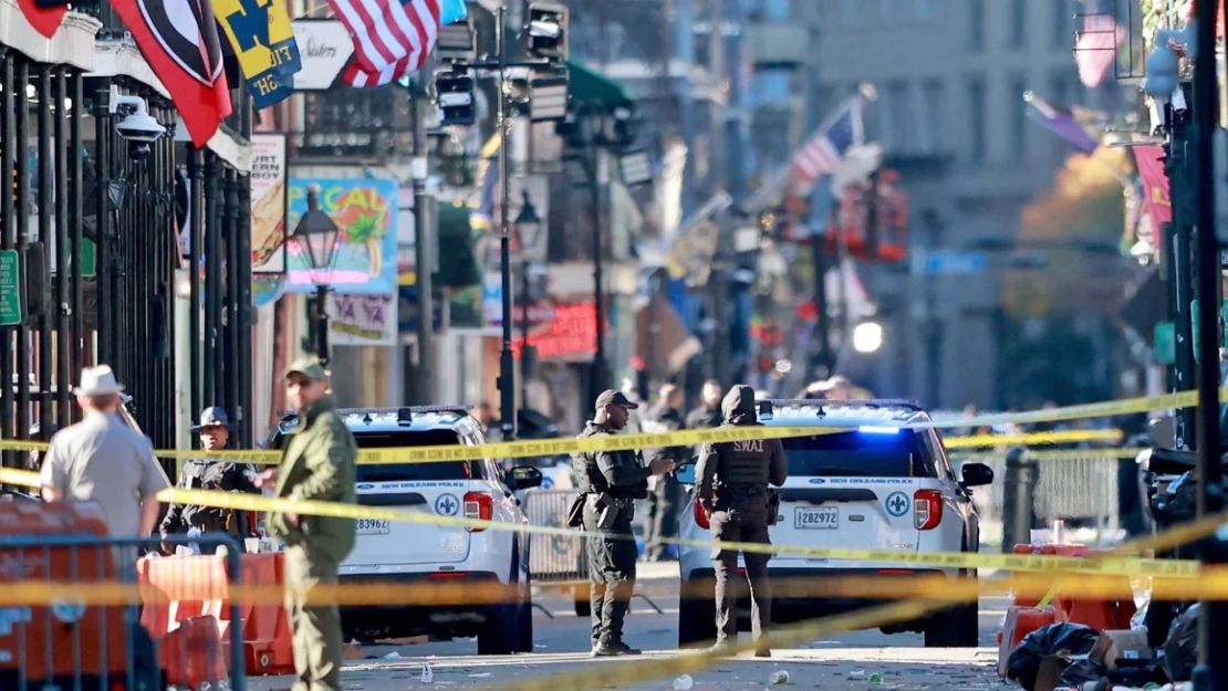 Agentes de varias agencias acuden al lugar de los hechos en Bourbon Street después de que un atacante se abalanzara sobre la multitud en el día de Año Nuevo en Nueva Orleans, Louisiana.