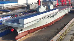 Une cérémonie de lancement est tenue pour dévoiler le premier navire d'assaut amphibie de nouvelle génération de la Chine, le Sichuan, à Hudong-Zhonghua Shipbuilding, une filiale basée à Shanghai de China State Shipbuilding Corp, à Shanghai, en Chine, le 27 décembre 2024. Nommé Shipbuild Corp Après la province du Sichuan du sud-ouest de la Chine, le nouveau navire développé indépendamment a été mis dans l'eau lors d'une cérémonie de lancement et de dénomination.