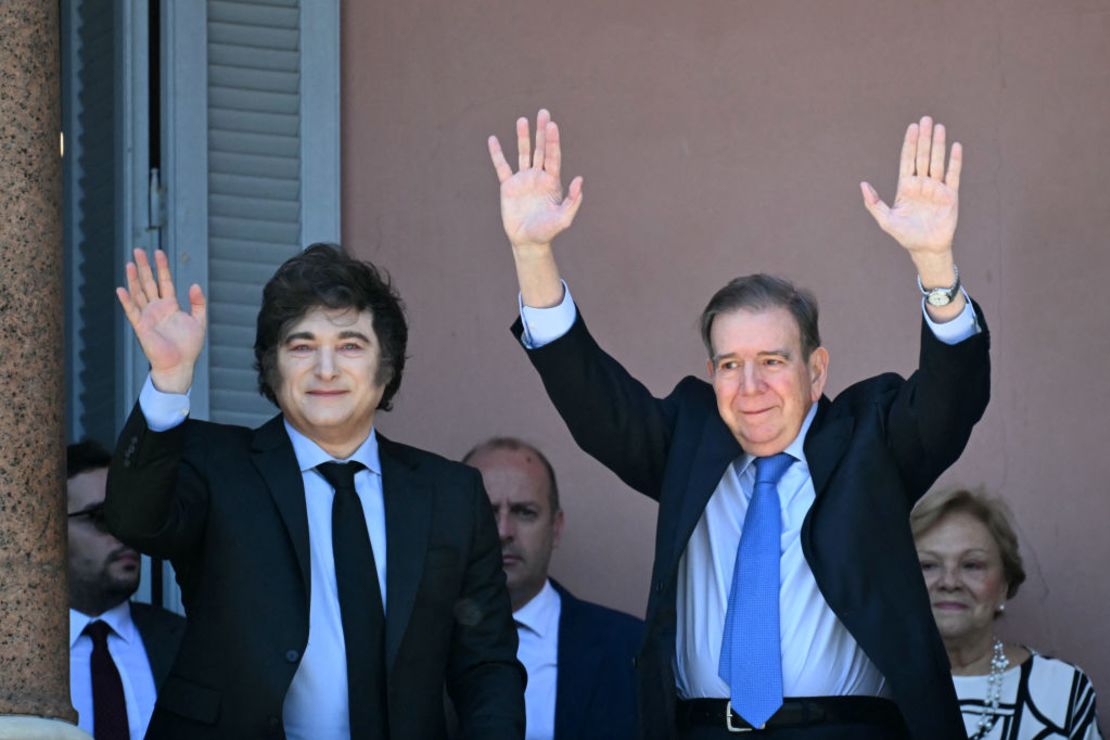 El líder opositor venezolano Edmundo Gonzalez Urrutia (D) saludo a sus seguidores junto a Javier Milei, desde la Casa Rosada, en Buenos Aires, Argentina, el 4 de enero de 2025.