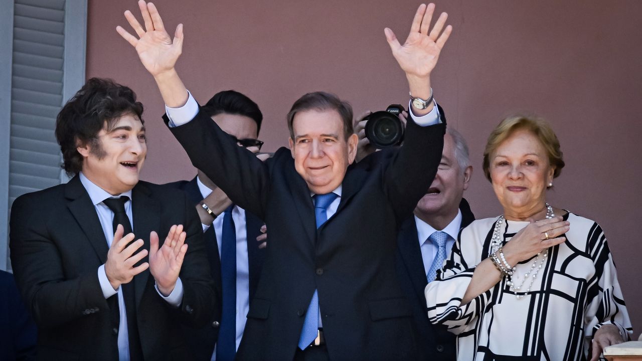 BUENOS AIRES, ARGENTINA - JANUARY 4: (L-R) President of Argentina Javier Milei, Elected President of Venezuela Edmundo González Urrutia and his wife Mercedes Lopez wave from the Argentine Government house balcony during an official visit to Buenos Aires as part of an international tour at Casa Rosada on January 4, 2025 in Buenos Aires, Argentina. The government of Javier Milei recognizes Edmundo Gonzalez as legitimate and elected president of Venezuela after the July 28, 2024 election in Venezuela. (Photo by Marcelo Endelli/Getty Images)