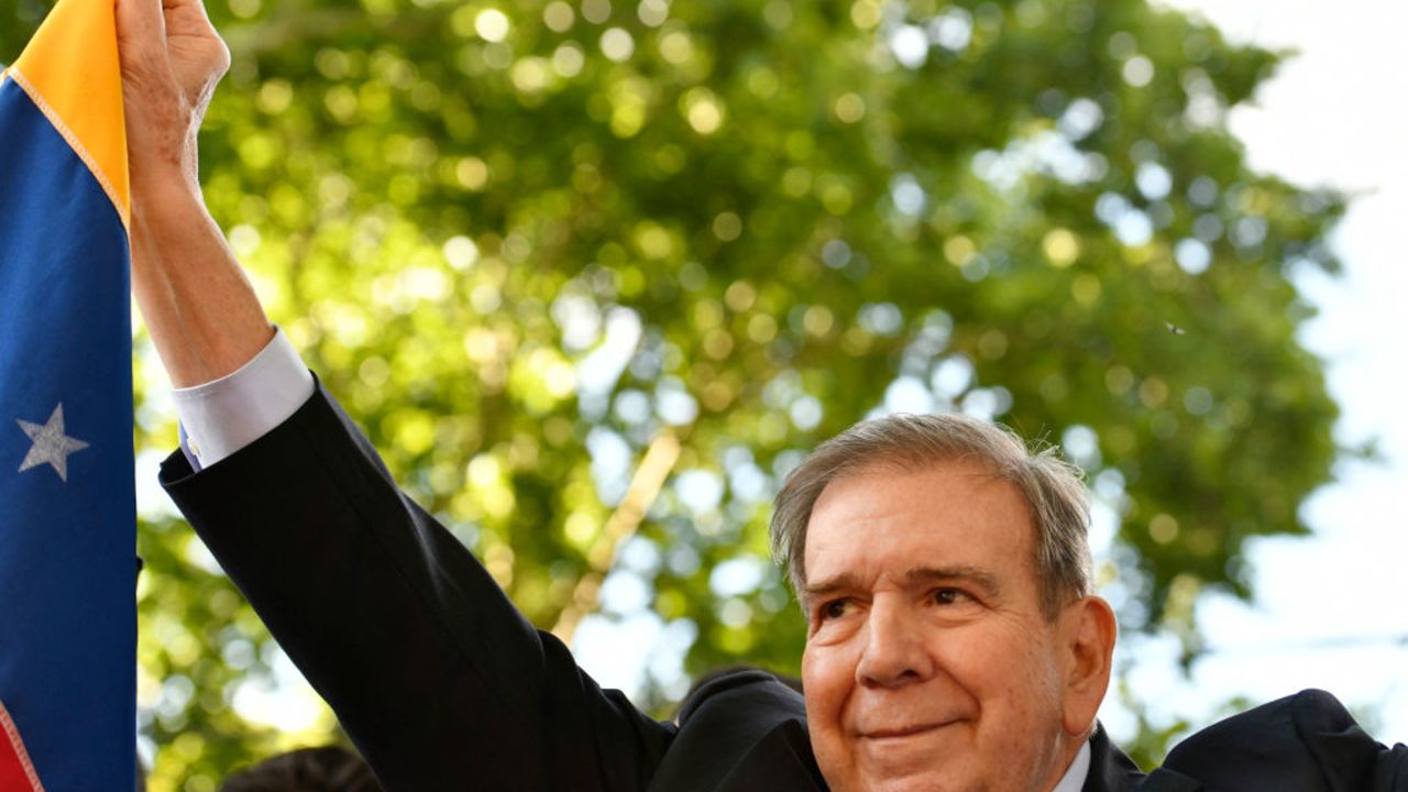 Venezuelan opposition leader Edmundo Gonzalez Urrutia holds a Venezuelan flag as he greets ers after a meeting with Uruguay's President Luis Lacalle Pou at the Suarez and Reyes presidential residence in Montevideo on January 4, 2025. Edmundo Gonzalez Urrutia traveled to Uruguay on Saturday to meet with President Luis Lacalle Pou, following his meeting with Argentina's President Javier Milei, on a regional tour to drum up ahead of President Nicolas Maduro's swearing-in for a third term. (Photo by Santiago Mazzarovich / AFP) (Photo by SANTIAGO MAZZAROVICH/AFP via Getty Images)