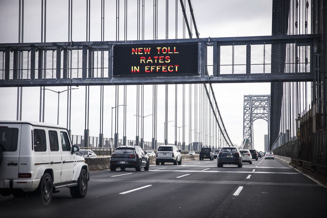 Auto's passeren onder een waarschuwingsbord voor congestieprijzen op de George Washington Bridge, aangezien congestieprijzen op 5 januari 2025 van kracht worden in New York City.