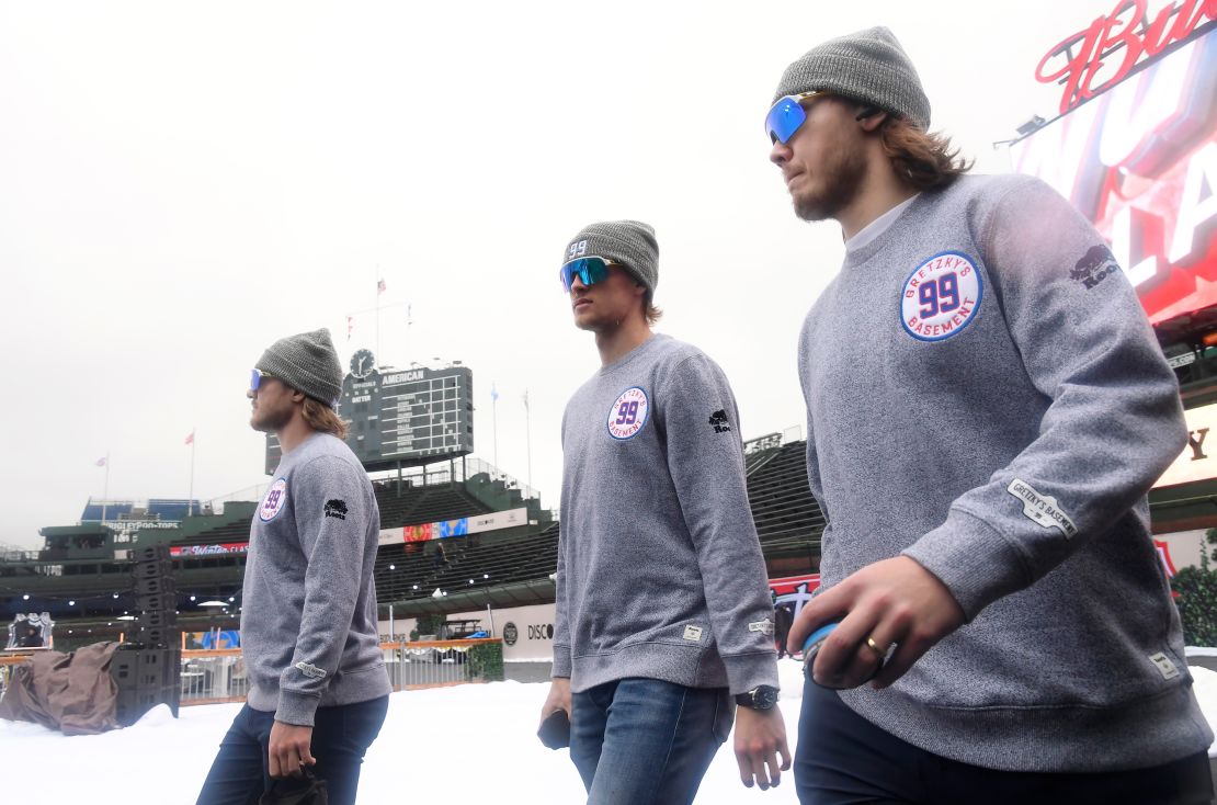 Les joueurs de Saint-Louis sont arrivés au match en rendant hommage à l'ancien joueur des Blues Wayne Gretzky.