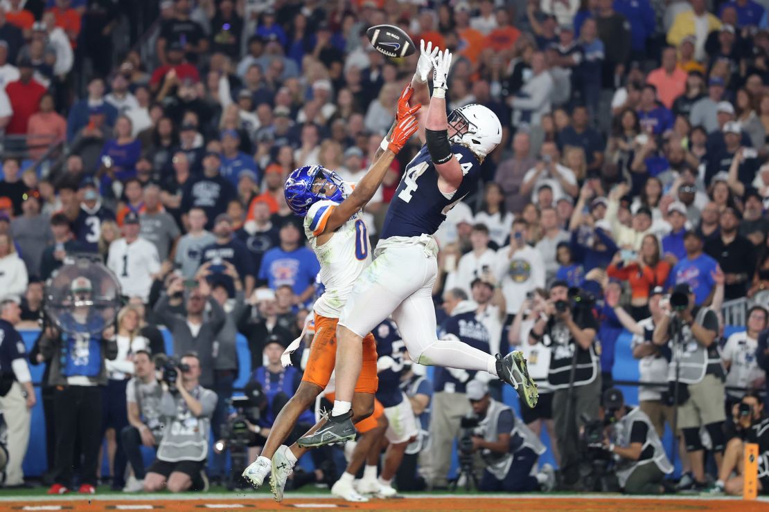 Penn State tight end Tyler Warren (No. 44) scored two touchdowns against Boise State.