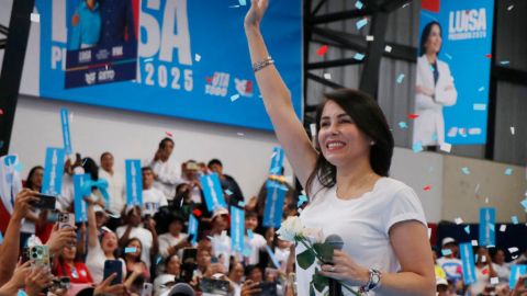 La candidata presidencial de Ecuador por el Movimiento Revolución Ciudadana, Luisa González, saluda a sus seguidores durante su primer día de campaña electoral en la parroquia Calderón, al norte de Quito, el 5 de enero de 2025.