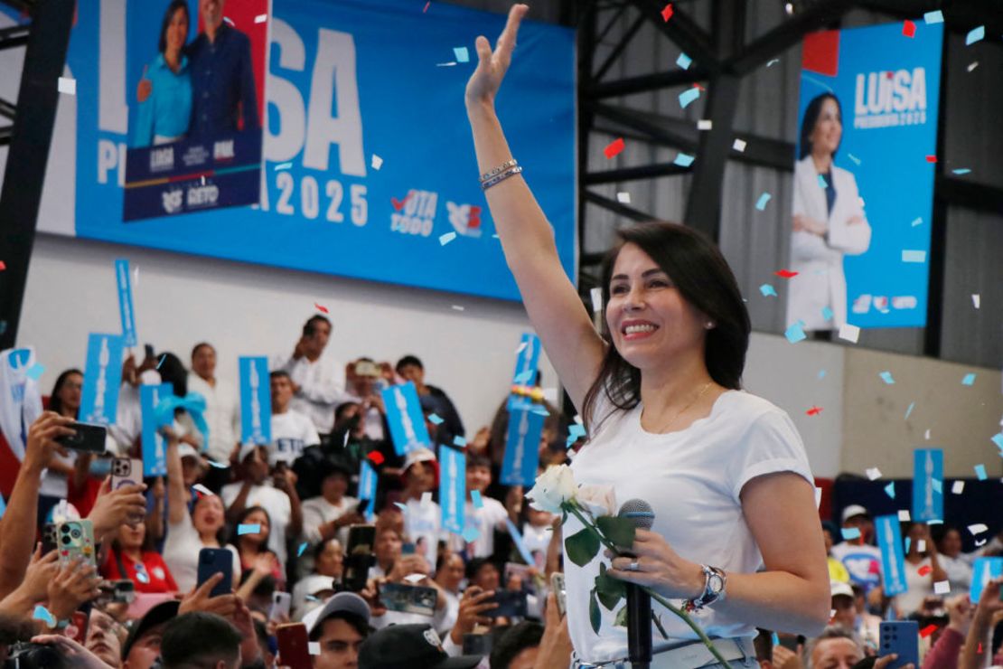 La candidata presidencial de Ecuador por el Movimiento Revolución Ciudadana, Luisa González, saluda a sus seguidores durante su primer día de campaña electoral en la parroquia Calderón, al norte de Quito, el 5 de enero de 2025.