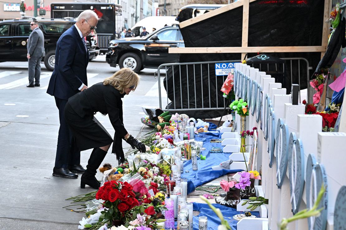 O presidente Joe Biden e a primeira-dama Jill Biden depositam flores enquanto prestam homenagem às vítimas do ataque de caminhão em 1º de janeiro em um memorial improvisado na Bourbon Street em Nova Orleans, Louisiana, em 6 de janeiro de 2025.