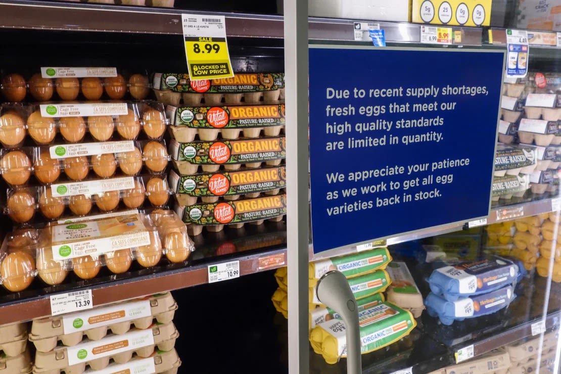 Un cartel informa a los compradores sobre la posible escasez de huevos en una tienda de comestibles en Glendale, California, el 6 de enero de 2025. La gripe aviar, una cadena de suministro interrumpida y otros factores han contribuido a un fuerte aumento de los precios de los huevos en California.