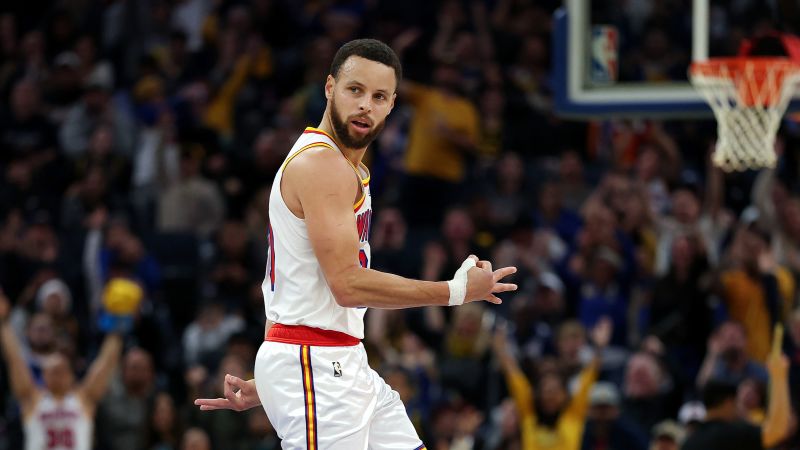 Steph Curry makes history as the Golden State Warriors crush the Philadelphia 76ers