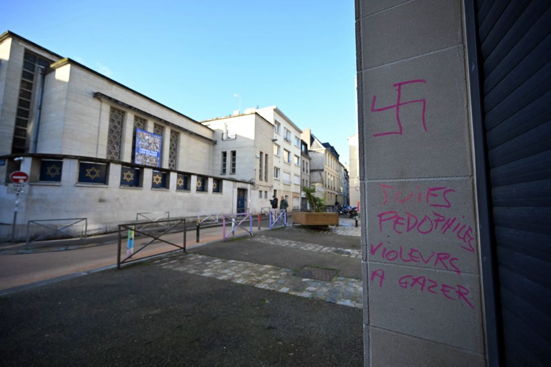 Une croix gammée et une lecture de graffitis 