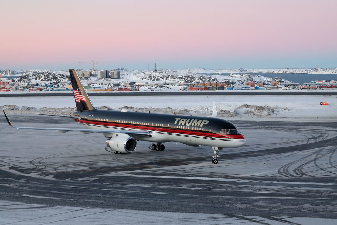 Um avião de Trump é visto em Nuuk, Groenlândia, em 7 de janeiro de 2025.