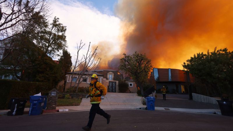 Fuertes vientos alimentan los incendios forestales activos en el sur de California