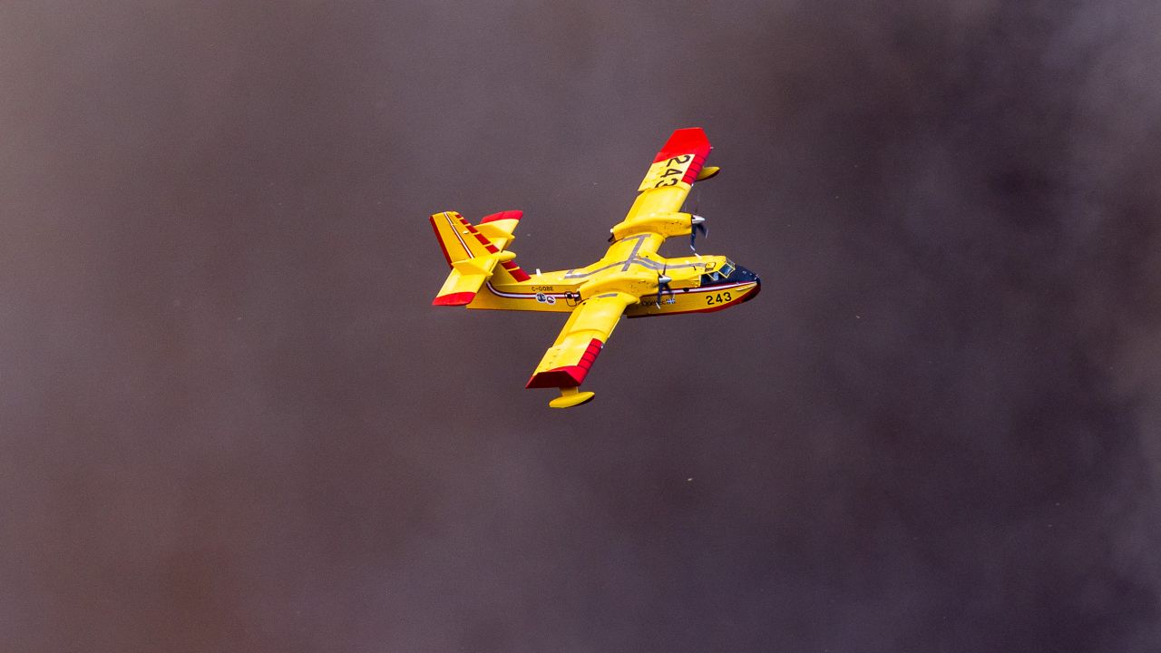 Pacific Palisades, CA - January 07: A Super Scooper drops ocean water on a hillside as the Palisades fire rages on Tuesday, Jan. 7, 2025 in Pacific Palisades, CA. (Brian van der Brug / Los Angeles Times via Getty Images)