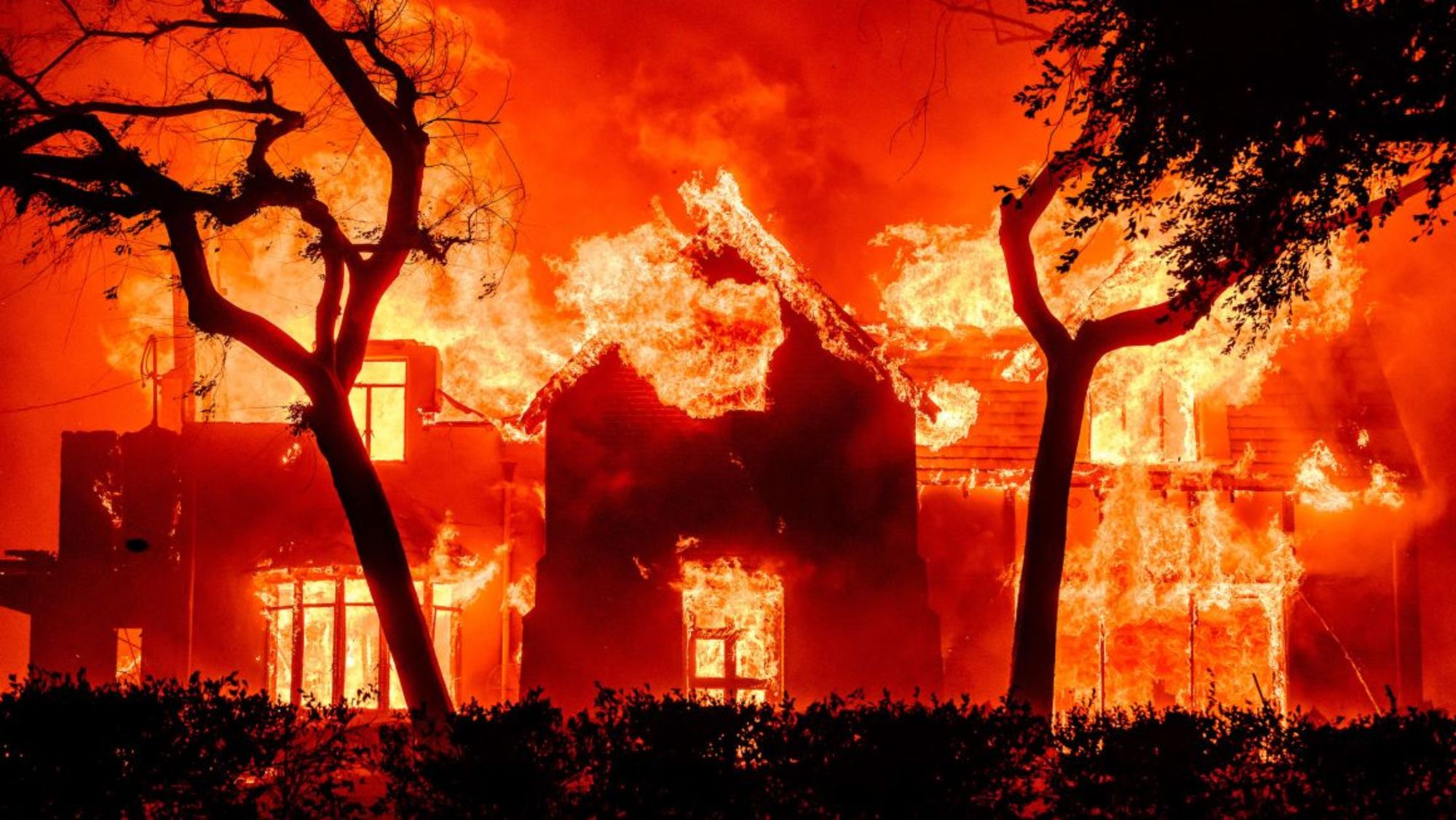 Una casa envuelta en llamas durante el incendio de Eaton en la zona de Altadena, en el condado de Los Ángeles, California, el 8 de enero.