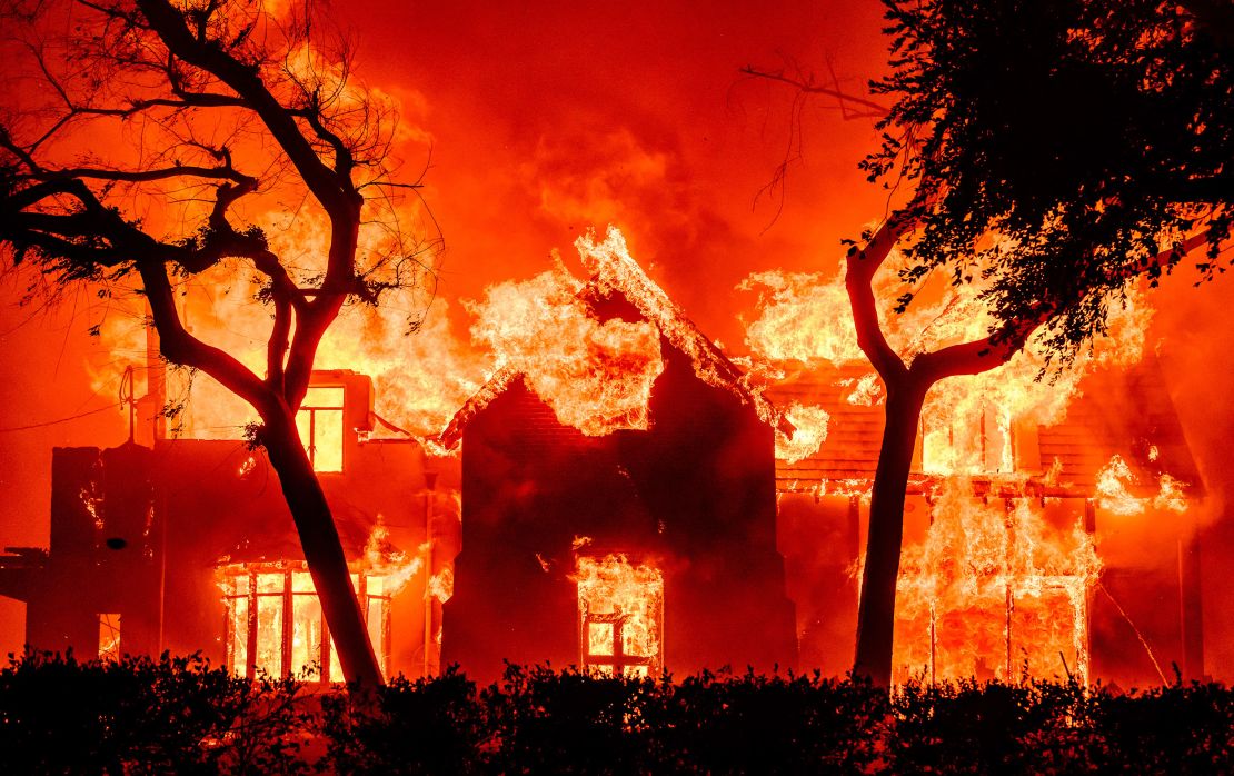 Uma casa está em chamas enquanto o incêndio Eaton queima em Altadena na quarta-feira.