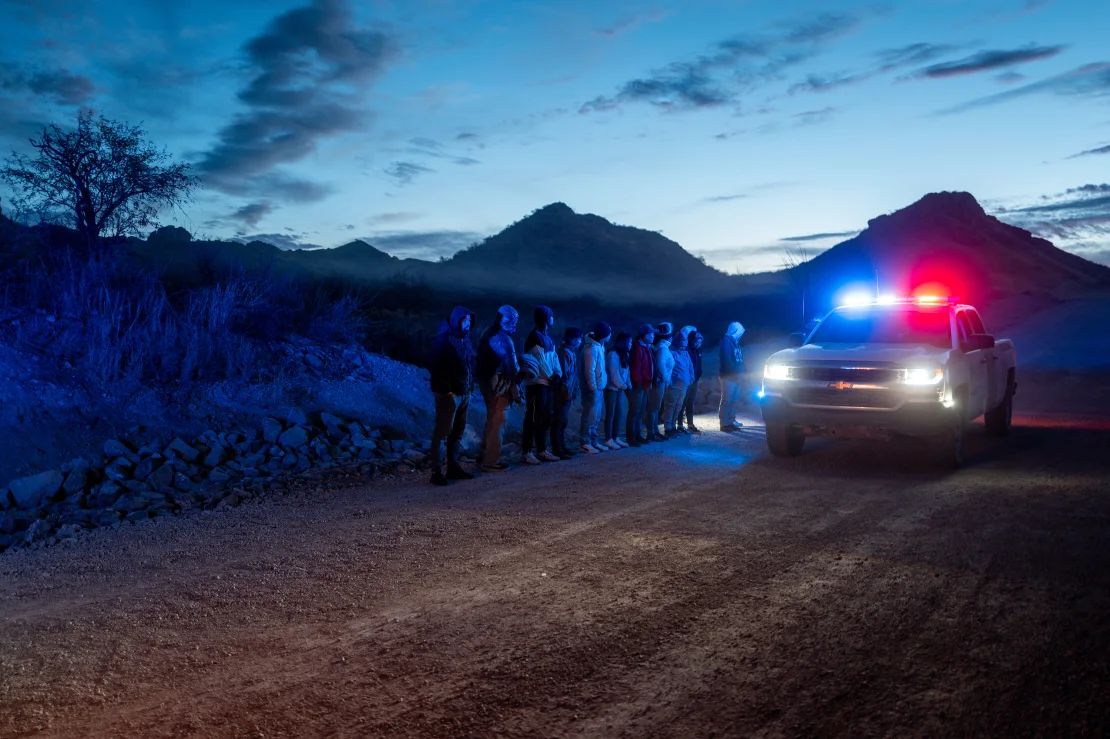 Los agentes de Aduanas y Patrulla Fronteriza de Estados Unidos detienen a migrantes de México y Guatemala después de cruzar una sección del muro fronterizo hacia Estados Unidos el 4 de enero en Ruby, Arizona.