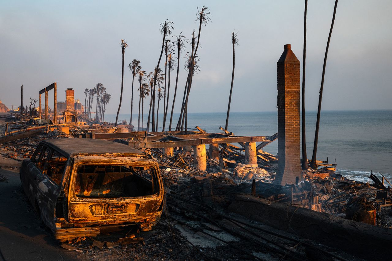 8 Ocak Çarşamba günü Kaliforniya'nın Malibu kentindeki Pasifik Kıyısı Otoyolu boyunca Palisades yangını sonucu yok olan binalar ve araçlar.