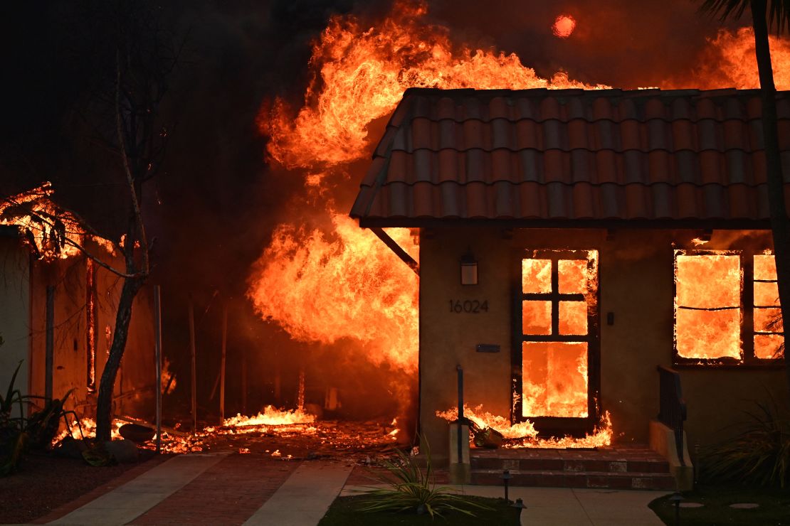 Una casa arde durante el incendio de Palisades en Pacific Palisades, California, el 8 de enero de 2025. Al menos cinco personas han muerto en los incendios forestales que arrasan Los Ángeles, según informaron las autoridades el 8 de enero. Los bomberos se han visto desbordados por la velocidad y la ferocidad de las llamas.