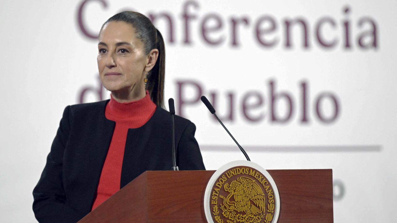 La presidenta de México, Claudia Sheinbaum, escucha una pregunta durante su conferencia diaria en el Palacio Nacional en la Ciudad de México el 9 de enero de 2025.