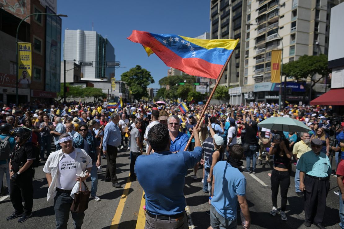 Một người biểu tình vẫy cờ Venezuela trong cuộc biểu tình của phe đối lập ở Caracas vào ngày 9 tháng 1 năm 2025.