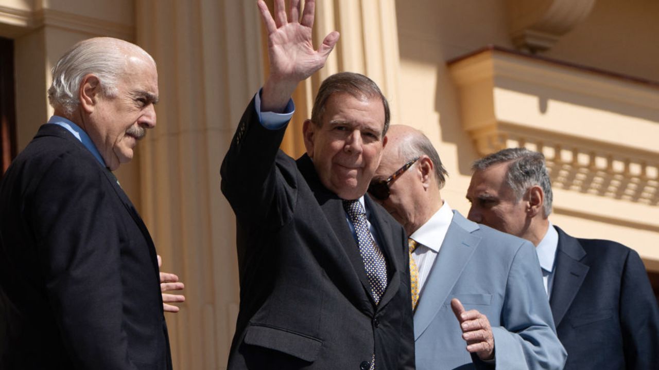 Venezuelan opposition leader Edmundo Gonzalez Urrutia (C) waves to ers as he arrives to a meeting with the Dominican Republic President Luis Abinader at the Presidential Palace in Santo Domingo on January 9, 2025. Opposition leader Edmundo González Urrutia, who is calling for a victory over President Nicolás Maduro in Venezuela's elections, said Thursday that 'very soon' he will return to his country, on a visit to the Dominican Republic, where the government of Luis Abinader declared itself an 'ally.'. (Photo by sco SPOTORNO / AFP) (Photo by SCO SPOTORNO/AFP via Getty Images)