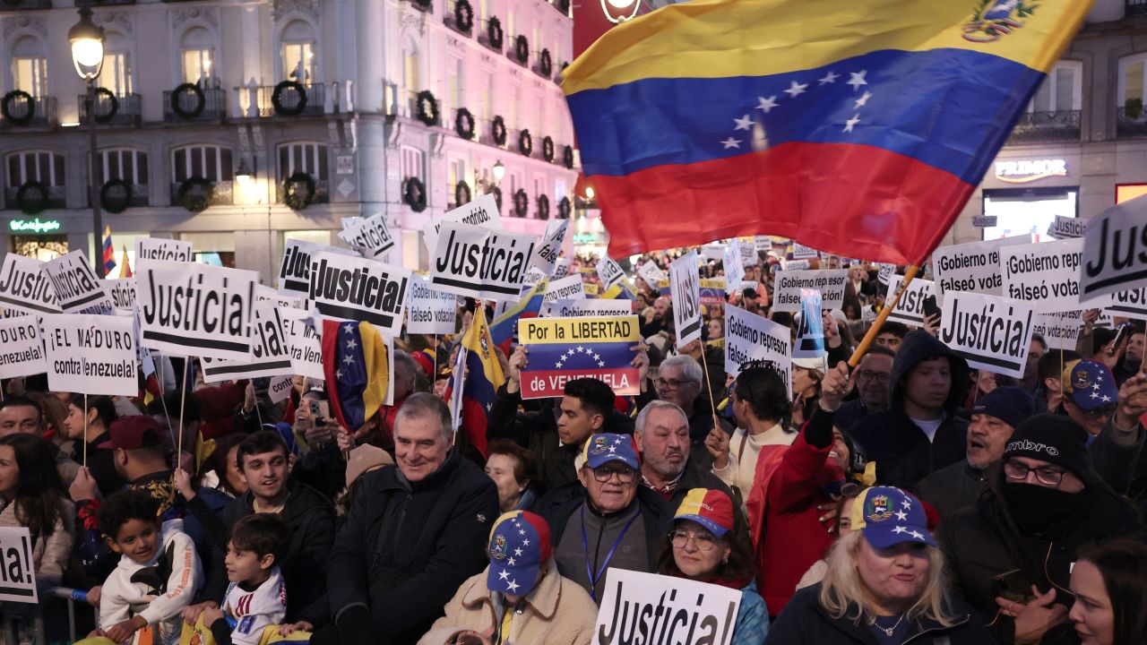 Protesters hold the Venezuela's flag and signs reading 'Justice', in Madrid on January 9, 2025 during a demonstration for democracy in Venezuela, and in support of Venezuela's opposition candidate Edmundo Gonzalez, on the eve of the Venezuela's presidential inauguration. (Photo by Thomas COEX / AFP) (Photo by THOMAS COEX/AFP via Getty Images)