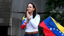 La líder opositora venezolana María Corina Machado hace un gesto durante una protesta convocada por la oposición en Caracas el 9 de enero de 2025.