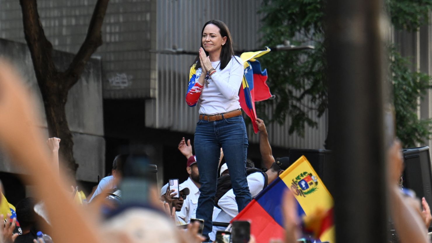 Lãnh đạo phe đối lập Venezuela Maria Corina Machado ra hiệu trong cuộc biểu tình ở Caracas vào đêm trước lễ nhậm chức của Maduro.