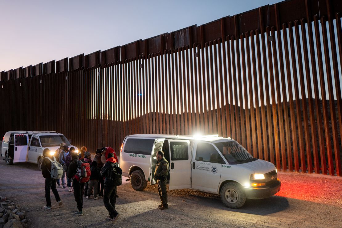 Migrantes que ingresaron a Estados Unidos cruzando una sección del muro fronterizo se presentan ante agentes de Aduanas y Protección Fronteriza de Estados Unidos en Ruby, Arizona, el 5 de enero de 2025.