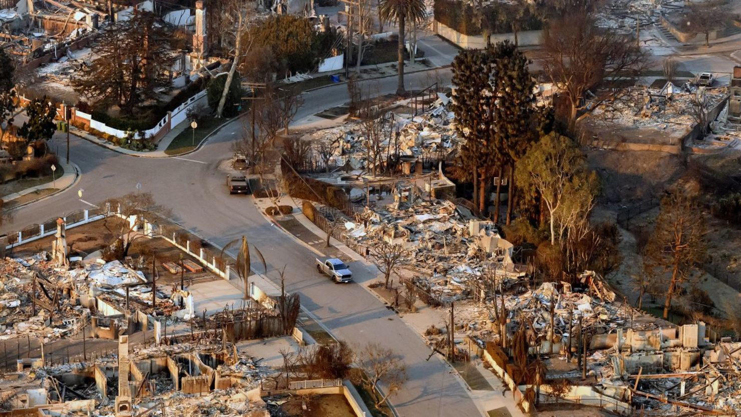 En esta vista aérea se ven desde arriba las casas quemadas durante el incendio de Palisades, en el barrio de Pacific Palisades de Los Ángeles, California.