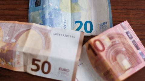Ilustración de billetes de euro en Lyon, Francia, el 9 de enero de 2025.