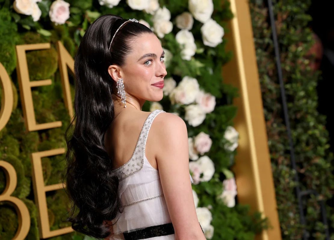 Margaret Qualley asiste a los premios Golden Globe a principios de enero.