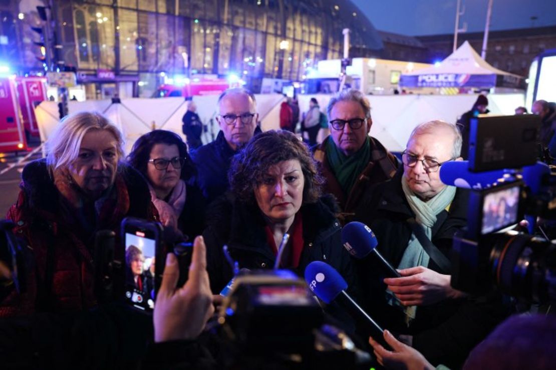 La alcaldesa de Estrasburgo, Jeanne Barseghian, habla con periodistas fuera de la estación de tren de Estrasburgo tras la colisión de dos tranvías, en Estrasburgo, este de Francia, el 11 de enero de 2025.