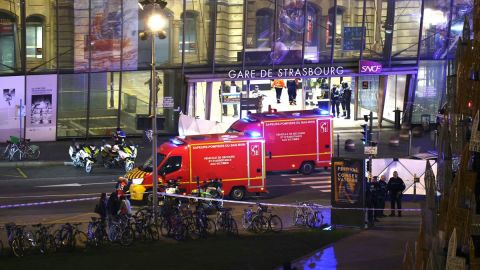 Bomberos y vehículos de rescate estacionados fuera de la estación de tren de Estrasburgo tras la colisión de dos tranvías, en Estrasburgo, este de Francia, el 11 de enero de 2025.